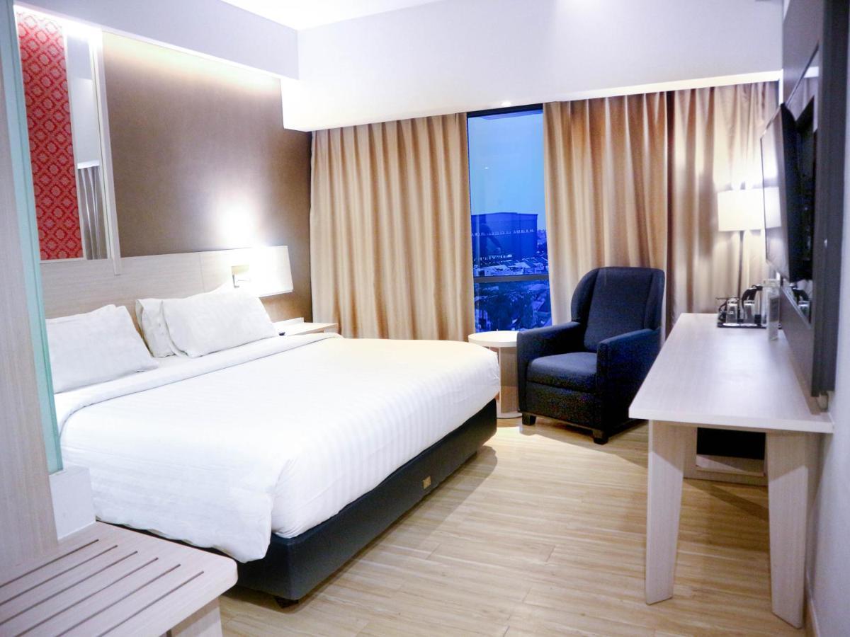 Harper Palembang By Aston Hotel Exterior photo