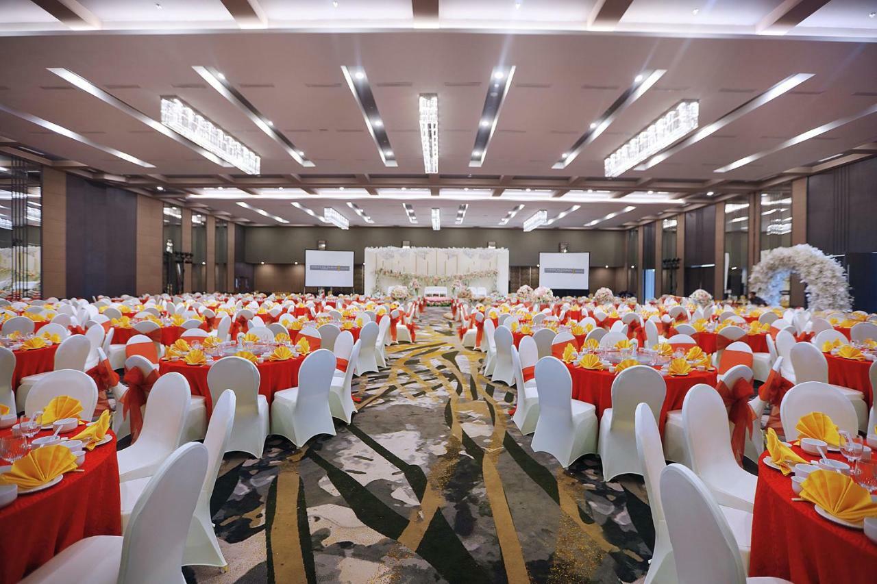 Harper Palembang By Aston Hotel Exterior photo